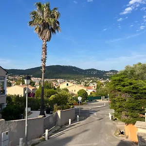 Charmant Bas De Avec Terrasse A Proximite De La Plage Et Du Port Carqueiranne